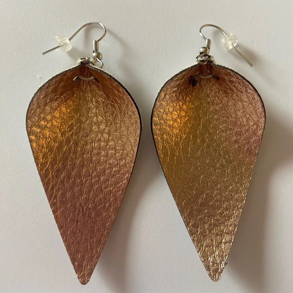 Lovely Gold Textured Earrings 🤎 - Picture 1 of 2